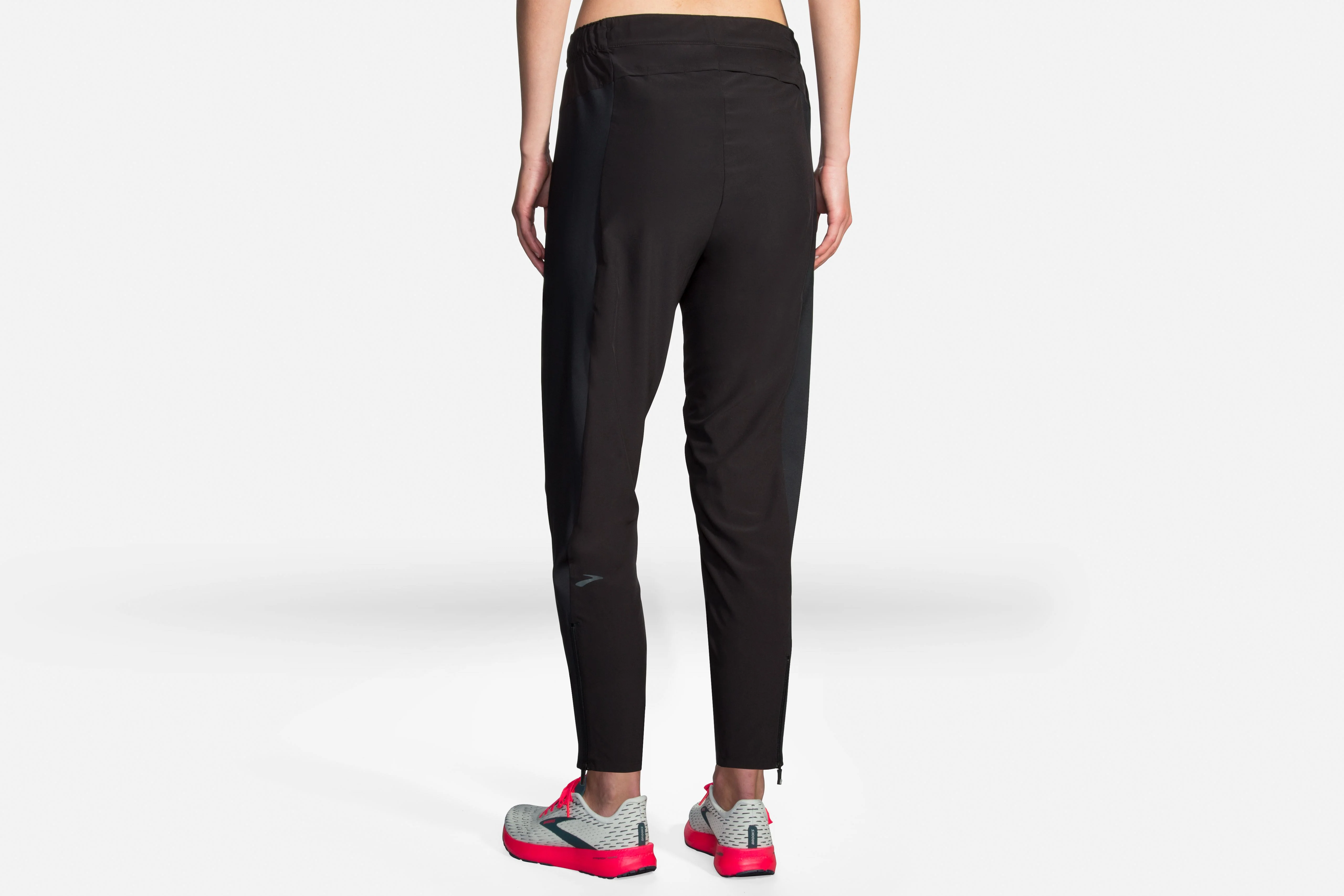 W Brooks Shakeout Pant - Image 4