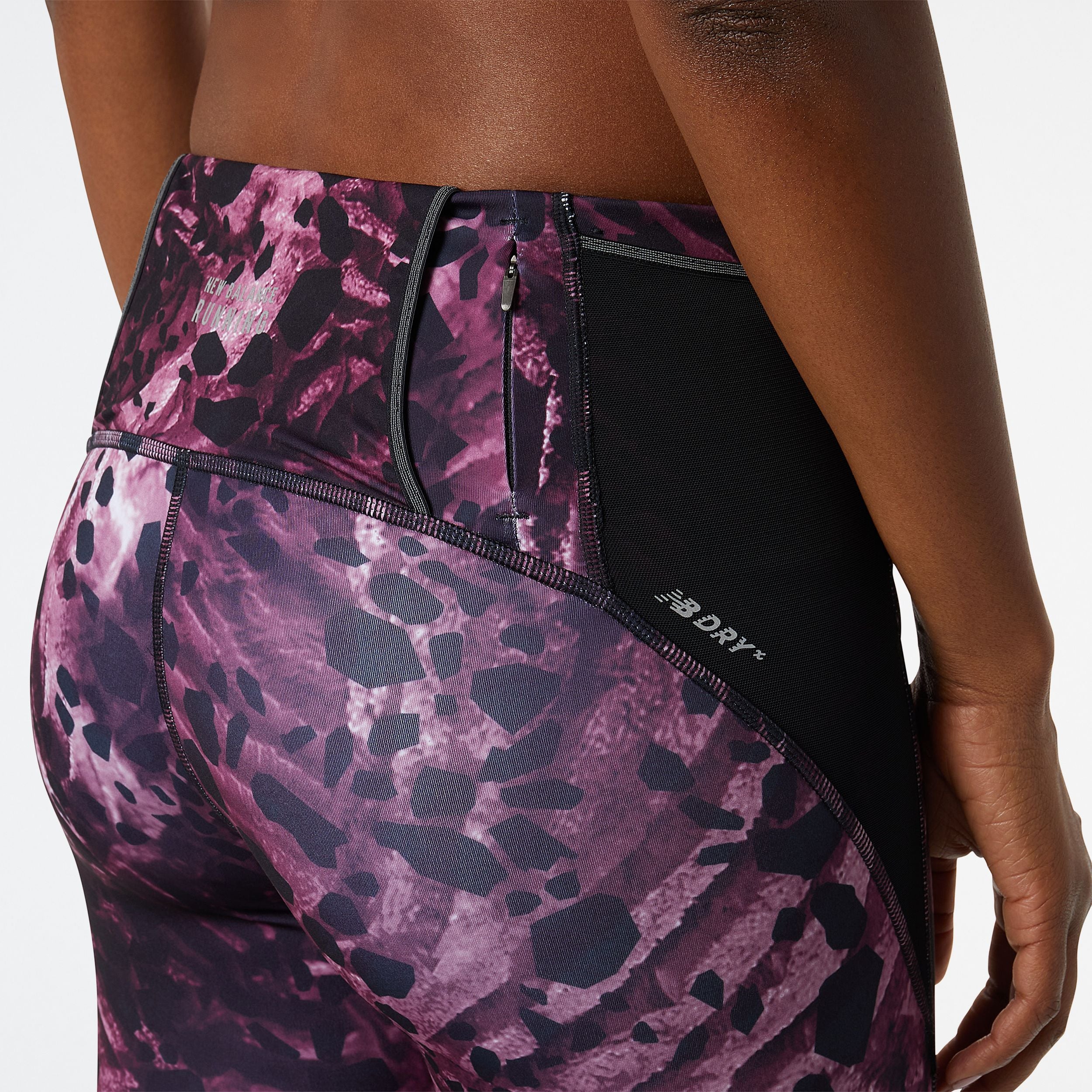 W New Balance Printed Impact Run Tight - Image 10