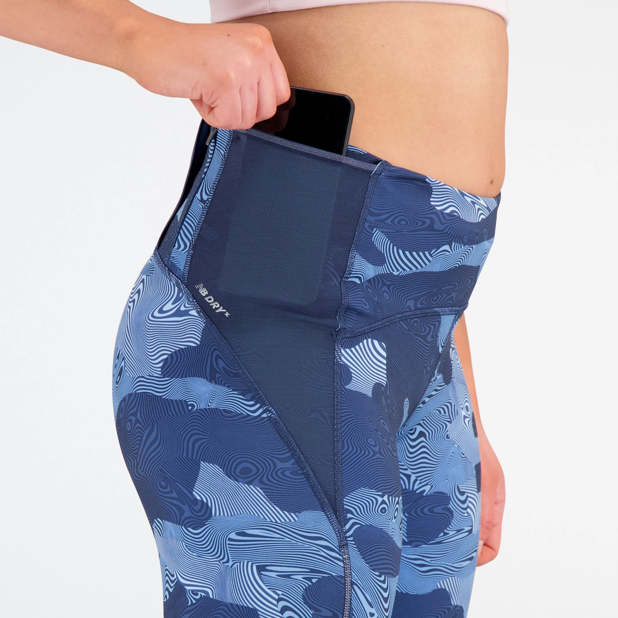 W New Balance Printed Impact Run Tight - Image 6