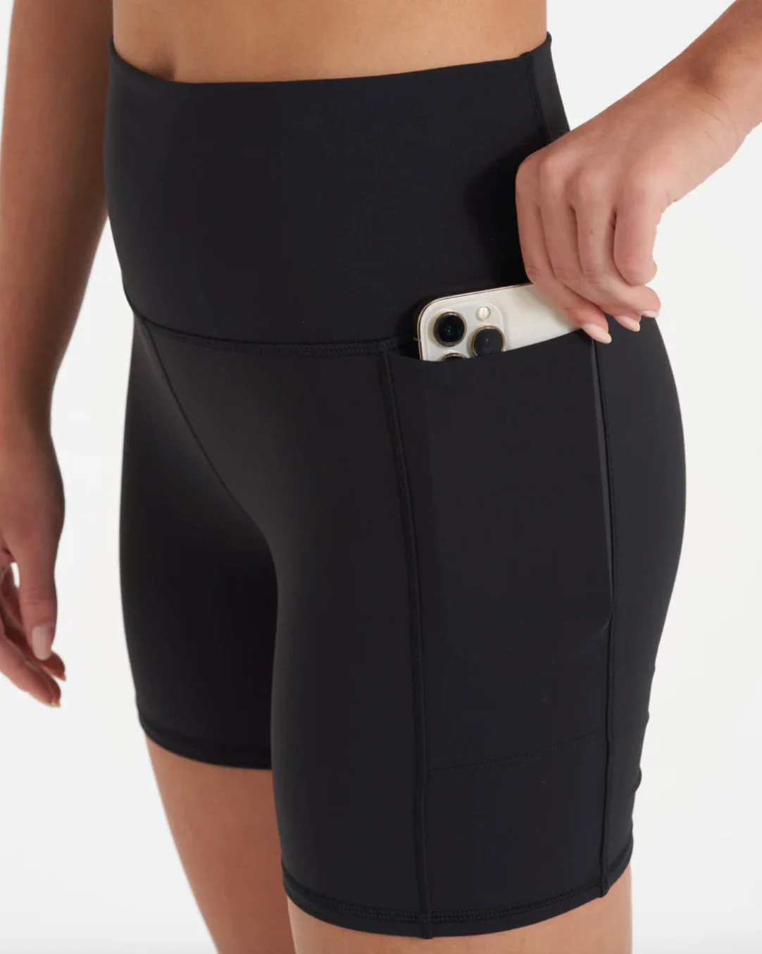 W Vuori Studio Pocket Short - Image 6